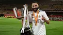 Striker asal Prancis, Karim Benzema yang kini berusia 36 tahun tercatat membela Real Madrid selama 14 musim sejak 2009/2010 saat didatangkan dari Olympique Lyon hingga akhir musim 2022/2023. Total bermain dalam 648 laga di semua kompetisi bareng Real Madrid, 25 trofi berhasil dikoleksinya, termasuk 4 trofi La Liga dan 5 trofi Liga Champions. Pada awal musim 2023/2024 ia hijrah ke klub Arab Saudi, Al-Ittihad. (AFP/Javier Soriano)