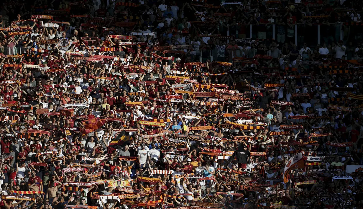 Suporter AS Roma merayakan kemenangan tim kesayangannya pada pertandingan liga serie A di Olimpico Roma, Italia (31/8/2015).  AS Roma menang atas Juventus dengan skor 2-1. (REUTERS/Max Rossi)