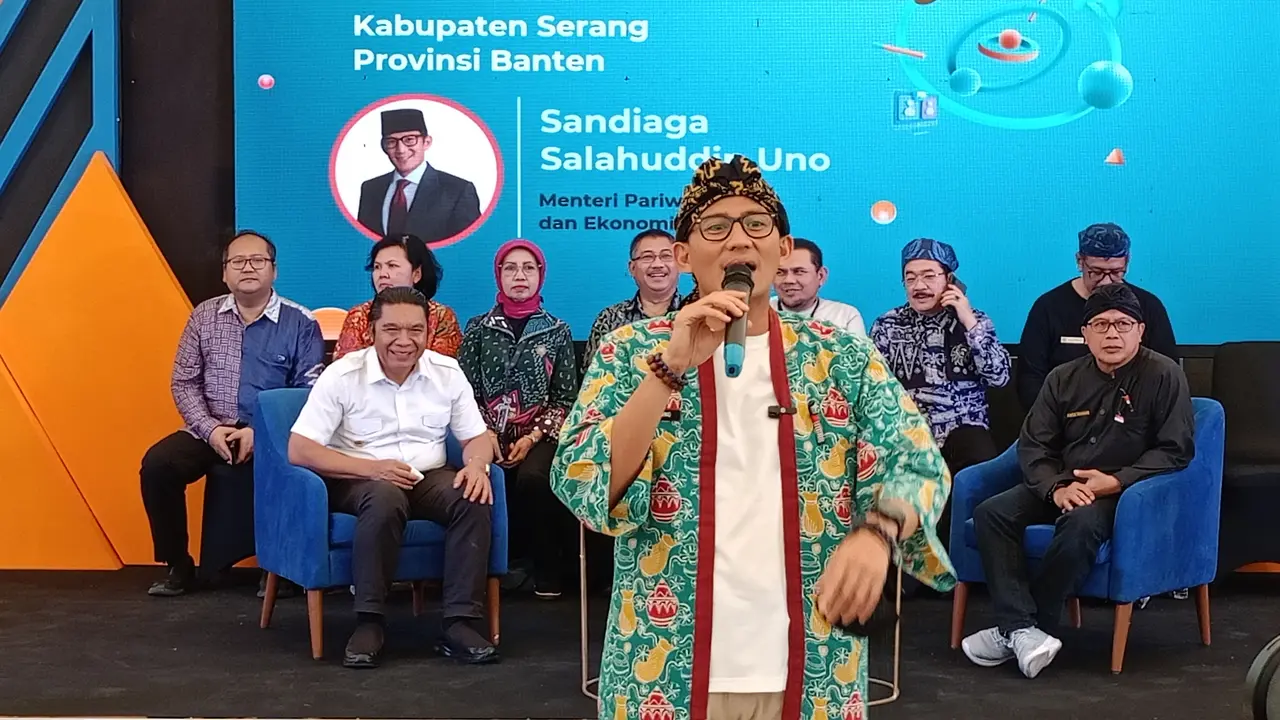 Menteri Pariwisata dan Ekonomi Kreatif (Menparekraf) Sandiaga Salahuddin Uno di Plaza Aspirasi Kawasan Pusat Pemerintahan Provinsi Banten (KP3B), Kota Serang, Sabtu (19/08/2023). (Yandhi/Liputan6.com)