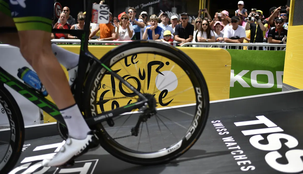Warga Prancis terlihat antusias menyaksikan para pebalap beraksi saat sesi latihan persiapan etape ke-18 Tour De France di Sallanches., (22/7/2016). (AFP/Jeff Pachoud)