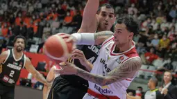 Pemain Timnas Basket Indonesia, Brandon Van Darn Jawato (kanan) berusaha mengumpan bola saat matchday kedua Grup A FIBA Asia Cup 2022 antara Timnas Basket Indonesia melawan Timnas Basket Yordania di Istora Senayan, Jakarta, Kamis (14/07/2022). (Bola.com/Bagaskara Lazuardi)