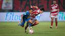 <p>Gelandang Persib Bandung, Beckham Putra (kiri) berebut bola dengan bek Madura United, Jacob Mahler pada laga leg kedua final Championship Series BRI Liga 1 2023/2024 di Stadion Gelora Bangkalan, Madura, Jumat (31/5/2024). (Bola.com/Bagaskara Lazuardi)</p>