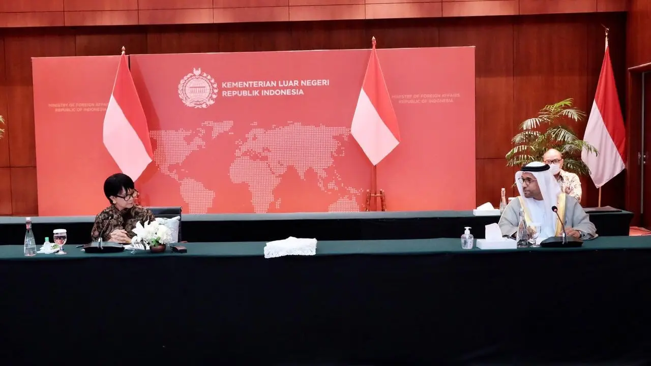 Menlu Retno Marsudi meresmikan pembukaan akses perjalanan bisnis esensial dengan UEA bersama dengan Dubes Abdullah Al Dhaheri,