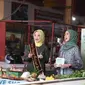 Duta Pasar Rakyat Jawa Barat Atalia Praratya Ridwan Kamil saat mempromosikan Live Shopping di Pasar Cihapit, Kota Bandung, Selasa (12/4/2022).