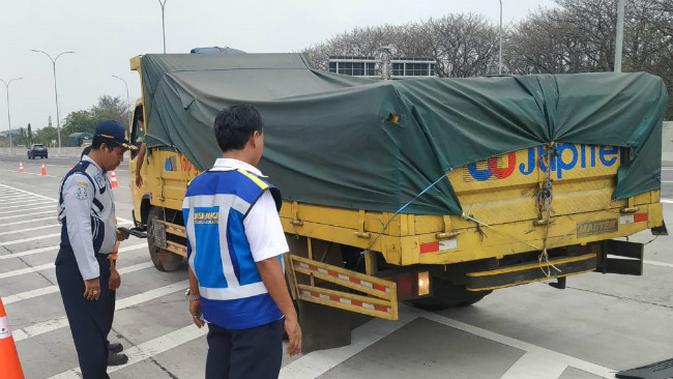 Operasi penertiban kendaraan over dimension dan over load (ODOL) di Jalan Tol Surabaya-Mojokerto. (Foto: Dok PT Jasa Marga Tbk)