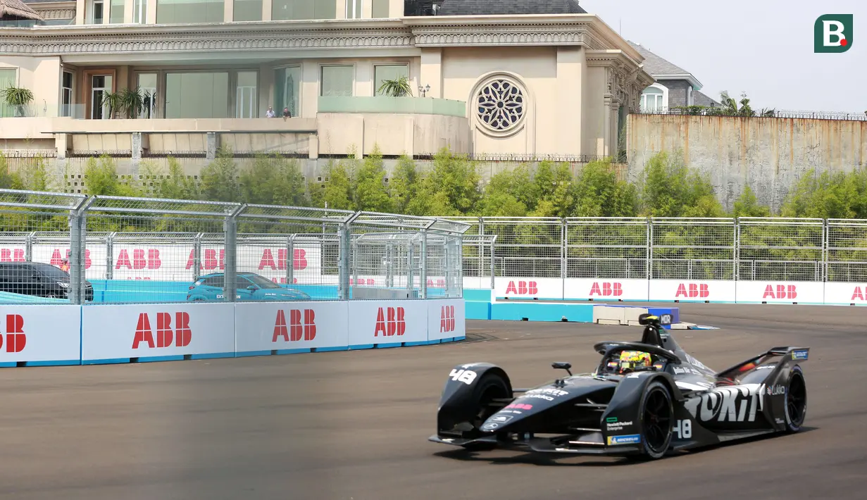 Tak ada rotan akar pun jadi. Ya, istilah ini mungkin tepat disematkan kepada para penonton yang beruntung dapat menyaksikan langsung ajang balap Formula E tanpa harus datang ke sirkuit Jakarta International e-Prix Circuit, Ancol, Sabtu (4/6/2022). Mereka yang tinggal berdekatan dengan sirkuit pun ibarat mendapat durian runtuh. (Bola.com/M Iqbal Ichsan)