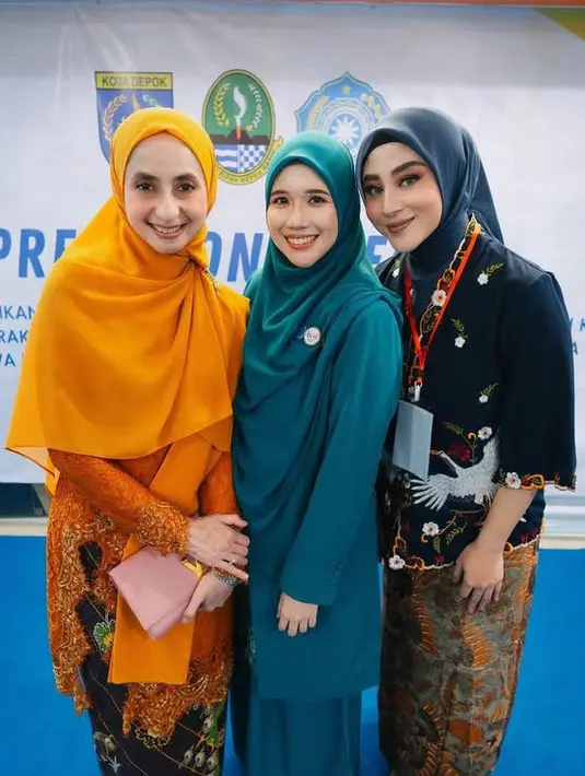 <p>Avi dan Margin baru saja dilantik menjadi pengurus TP PKK se-Jawa Barat. Saat pelantikan keduanya tampil mengenakan kebaya dengan gaya masing-masing. [@official_amteam]</p>