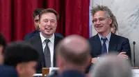 Elon Musk, CEO X perusahaan yang sebelumnya dikenal sebagai Twitter (kiri) dan Alex Karp, CEO perusahaan perangkat lunak Palantir Technologies duduk saat Pemimpin Mayoritas Senat Chuck Schumer mengadakan pertemuan tertutup dengan para pemimpin CEO teknologi untuk membahas prioritas dan risiko seputar artificial intelligence (AI) atau kecerdasan buatan dan bagaimana hal itu harus diatur di Capitol, Washington, Amerika Serikat, Rabu (13/9/2023). (AP Photo/J. Scott Applewhite)