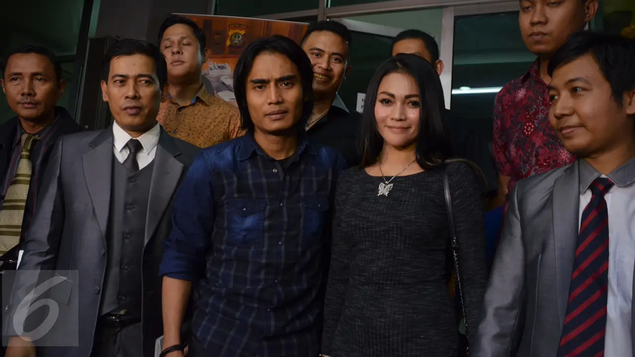 Charly Van Houten dan istri, Regina Irawan
