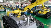 Pekerja melakukan awakutu (debug) pada robot khusus di sebuah bengkel kerja di Zona Pengembangan Industri Teknologi Tinggi Tangshan di Tangshan, Provinsi Hebei, China utara (17/7/2020). (Xinhua/Mu Yu)