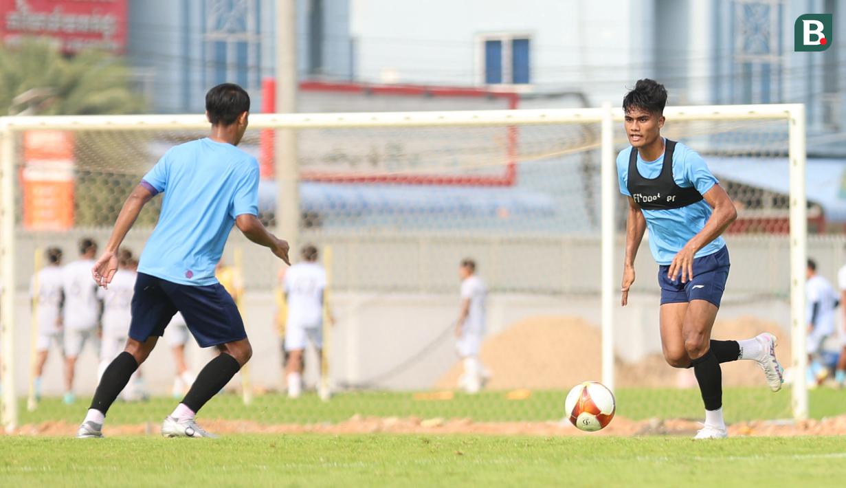 <p>Pemain Timnas Indonesia U-22, Ramadhan Sananta, saat sesi latihan di Visakha Training Center, Kamboja, Selasa (2/4/2023). Latihan tersebut merupakan persiapan jelang laga melawan Myanmar di SEA Games 2023. (Bola.com/Abdul Aziz)</p>
