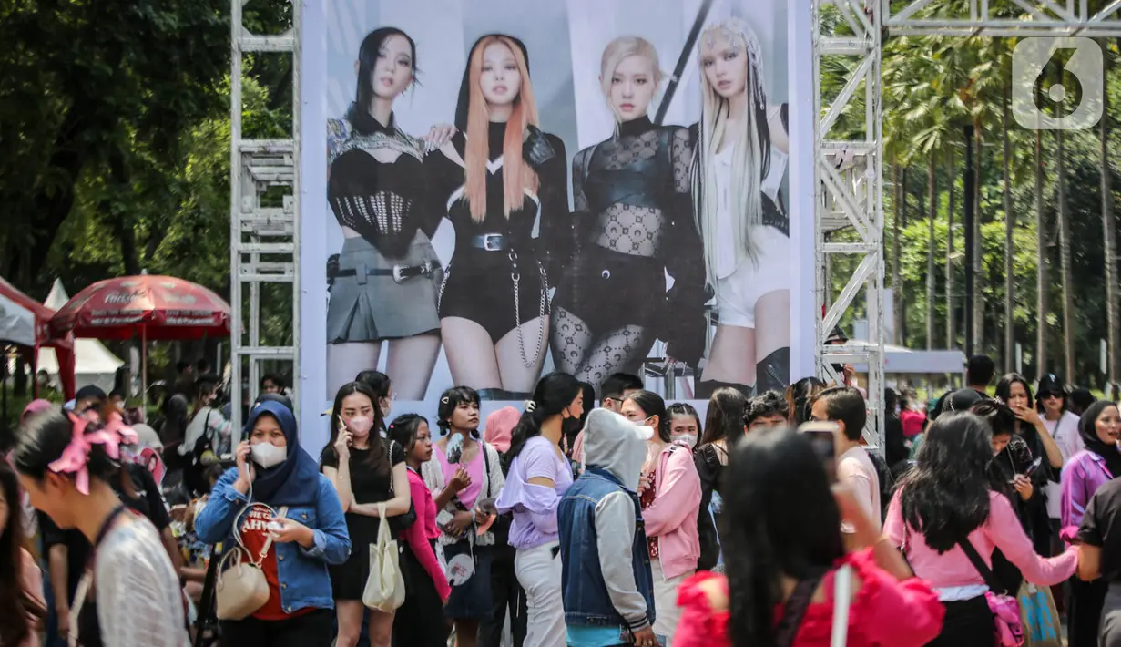 <p>Fans mulai mengantre untuk menyaksikan Konser BLACKPINK di Stadion Utama Gelora Bung Karno (SUGBK), Jakarta, Sabtu (11/3/2023). Konser bertajuk "Born Pink" tersebut digelar dari selama 2 hari pada 11 - 12 Maret 2023. (Liputan6.com/Faizal Fanani)</p>