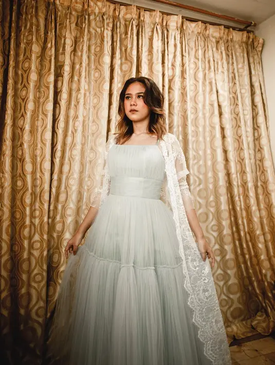 <p>Pilihan lainnya bisa dengan menggunakan dress tutu yang dipadu dengan outer brokat. Outfit simple namun mewah ini cocok dipadu dengan mini heels. [Instagram/cakecaine]</p>