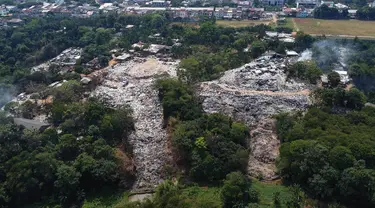 Foto udara memperlihatkan kondisi lokasi Tempat Pembuangan Akhir (TPA) sampah liar di kawasan Cinere, Depok, Jawa Barat, Jumat (6/9/2024). (merdeka.com/Arie Basuki)