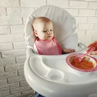 Ilustrasi bayi sedang makan MPASI / Freepik by prostooleh