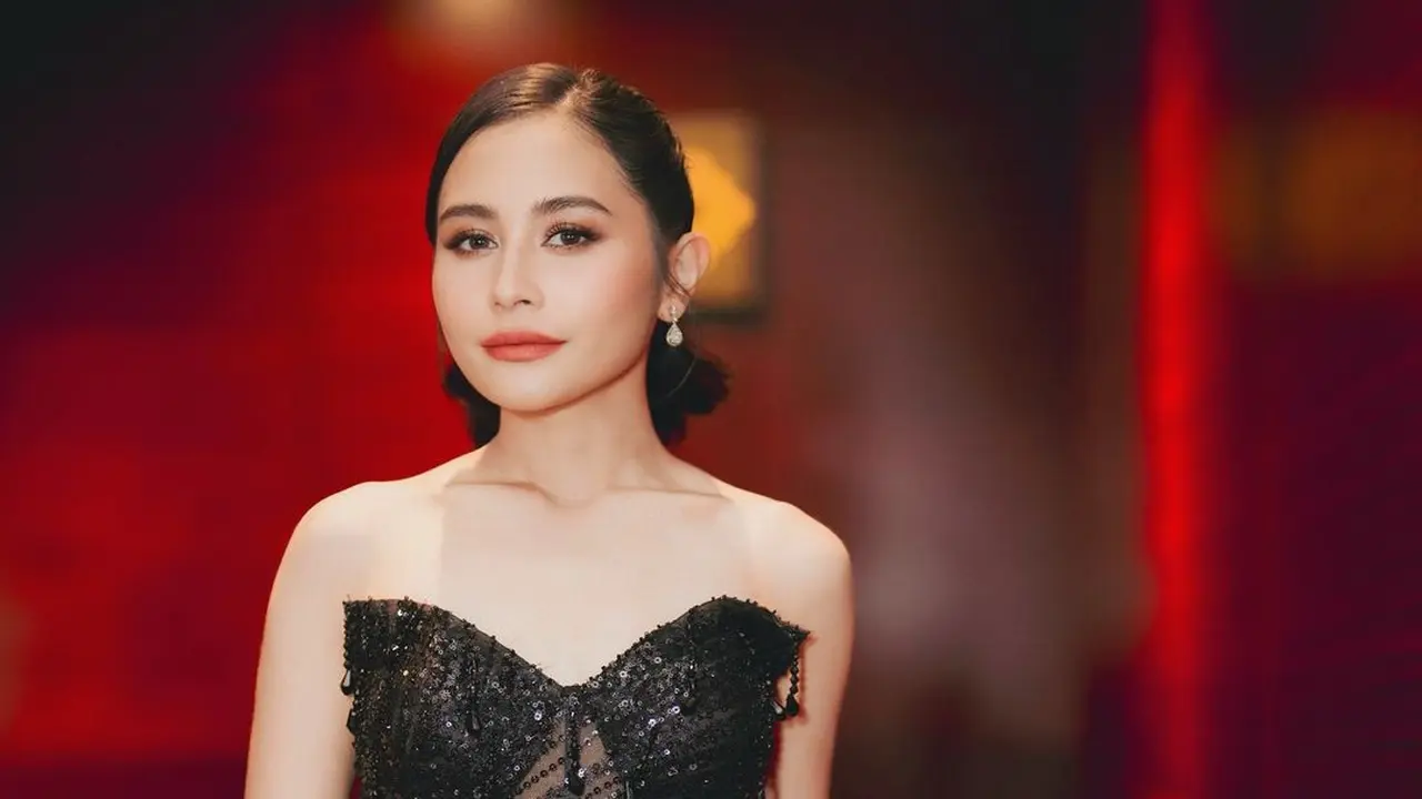 Prilly Latuconsina pakai dress hitam transparan (Instagram/prillylatuconsina96)