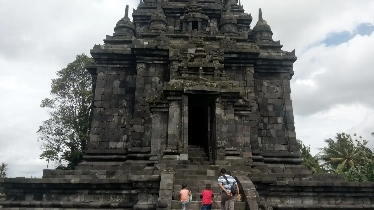 Kepala Dinas Pariwisata Kabupaten Sleman, Sudarningsih memperkirakan kunjungan wisatawan sampai Desember 2017 mencapai 7 juta wisatawan