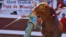 Matador Spanyol, Rafaelillo bertarung melawan banteng di Dax Arena, Perancis pada 14 Agustus 2016. (AFP PHOTO / Gaizka IROZ)
