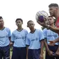 Legenda Bayern Munchen, Martin Demichelis, memberikan coaching clinic kepada pesepak bola muda di Lapangan PSPT Tebet, Jakarta, Minggu (23/6). Acara ini merupakan rangkaian Allianz Explorer Camp 2019. (Bola.com/Vitalis Yogi Trisna)