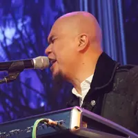 Personel Dewa 19 Ahmad Dhani tampil dalam rangkaian tur konser bertajuk 20 Tahun Bintang Lima di Kota Bandung, Sabtu (15/2/2020). (Liputan6.com/Huyogo Simbolon)