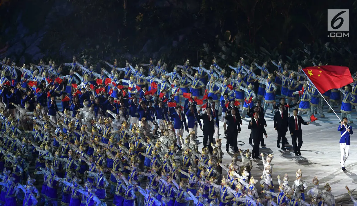 Kontingen China melintas saat pembukaan Asian Games 2018 di Stadion Utama Gelora Bung Karno (SUGBK), Jakarta, Sabtu (18/8). Asian Games 2018 diikuti 45 negara. (Merdeka.com/Imam Buhori)