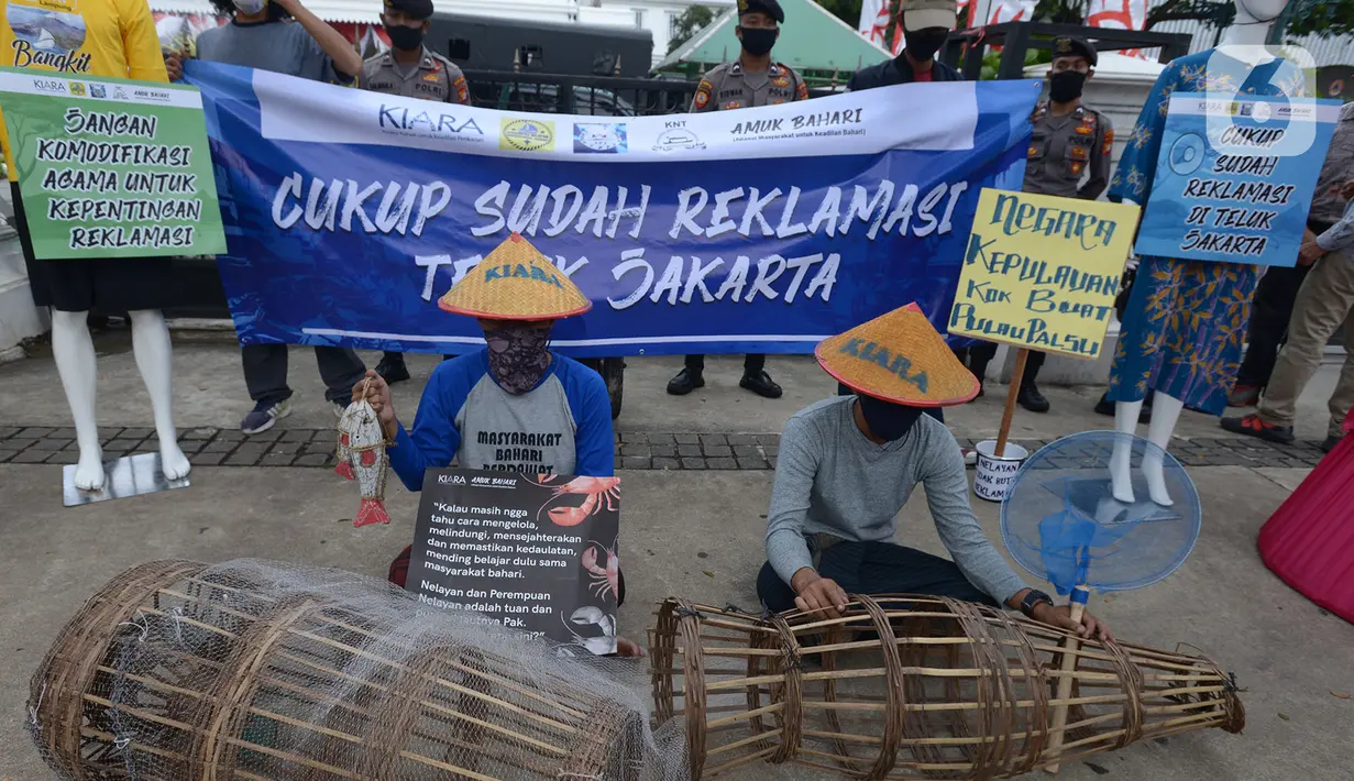 Aktivis dari Koalisi Rakyat untuk Keadilan Perikanan (KIARA) membentangkan spanduk saat berunjuk rasa di depan Balai Kota DKI Jakarta, Rabu (15/7/2020). Mereka menolak reklamasi Ancol dengan menuntut Gubernur DKI Jakarta segera mencabut Kepgub Nomor 237 Tahun 2020. (merdeka.com/Imam Buhori)