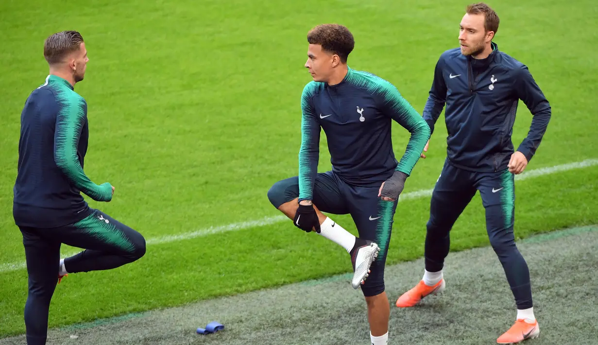 Gelandang Tottenham Hotspur, Dele Alli, saat sesi latihan jelang laga semifinal Liga Champions di Stadion Johan Cruyff, Rabu (8/5). Tottenham Hotspur akan menghadapi Ajax Amsterdam. (AFP/Emmanuel Dunand)
