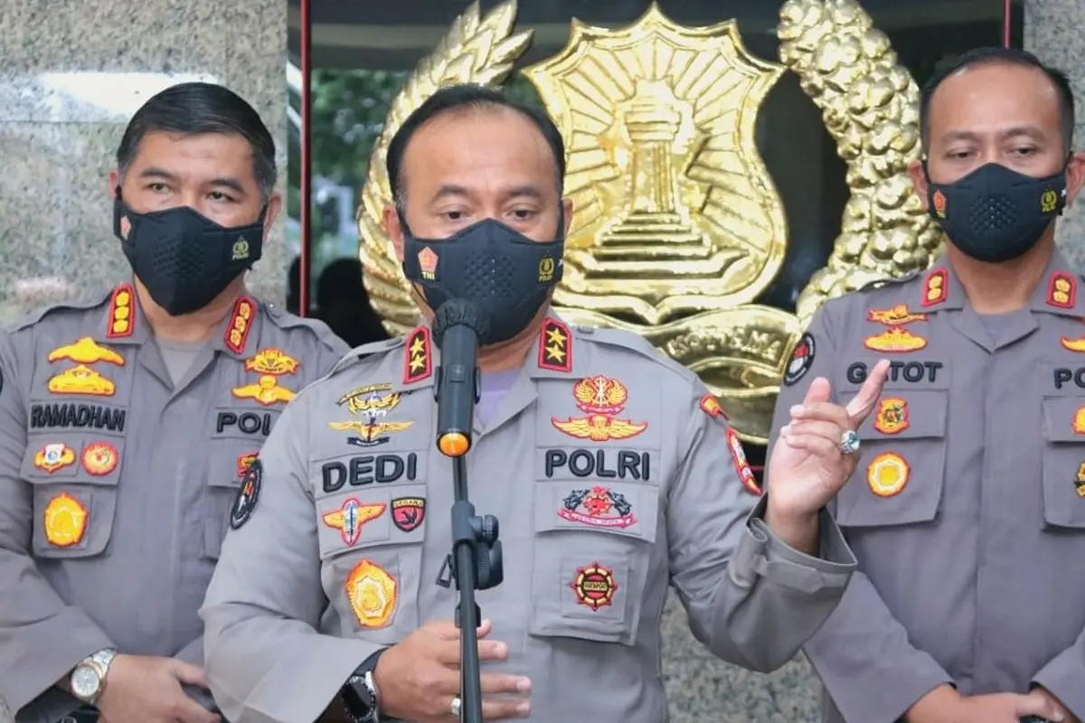 Kadiv Humas Polri Irjen Dedi Prasetyo (tengah)