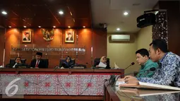 Ketua KPU, Husni Kamil Manik (kedua kanan) menjawab pertanyaan saat menjalani sidang pengaduan pelanggaran kode etik penyelenggara pemilu di DKPP, Jakarta, Rabu (8/6/2016). Sidang perihal PAW anggota DPR, Agus Gumiwang. (Liputan6.com/Helmi Fithriansyah)