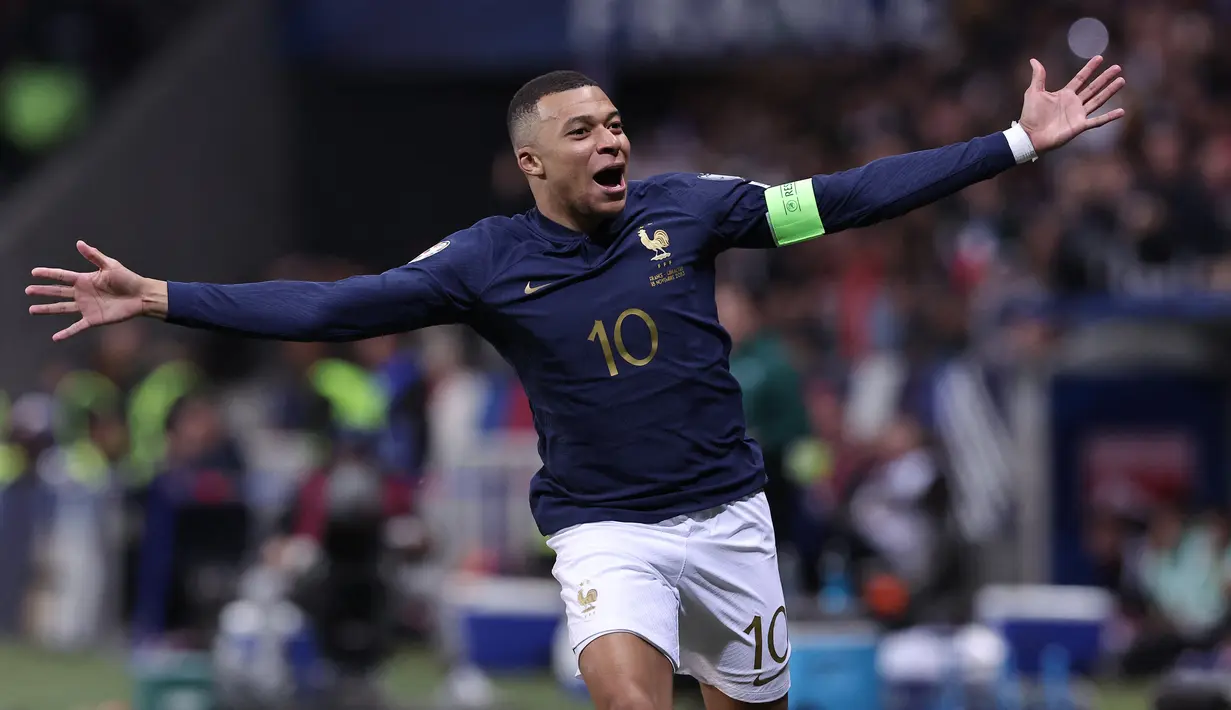 Pakar transfer Fabrizio Romano menyebut Mbappe bakal menerima bonus signing fee sebesar 150 juta euro (sekitar Rp2,6 triliun) yang dicicil sesuai durasi kesepakatan kerja. Angka tersebut belum mencakup gaji bersih sebesar 15 juta euro per musim. (FRANCK FIFE / AFP)