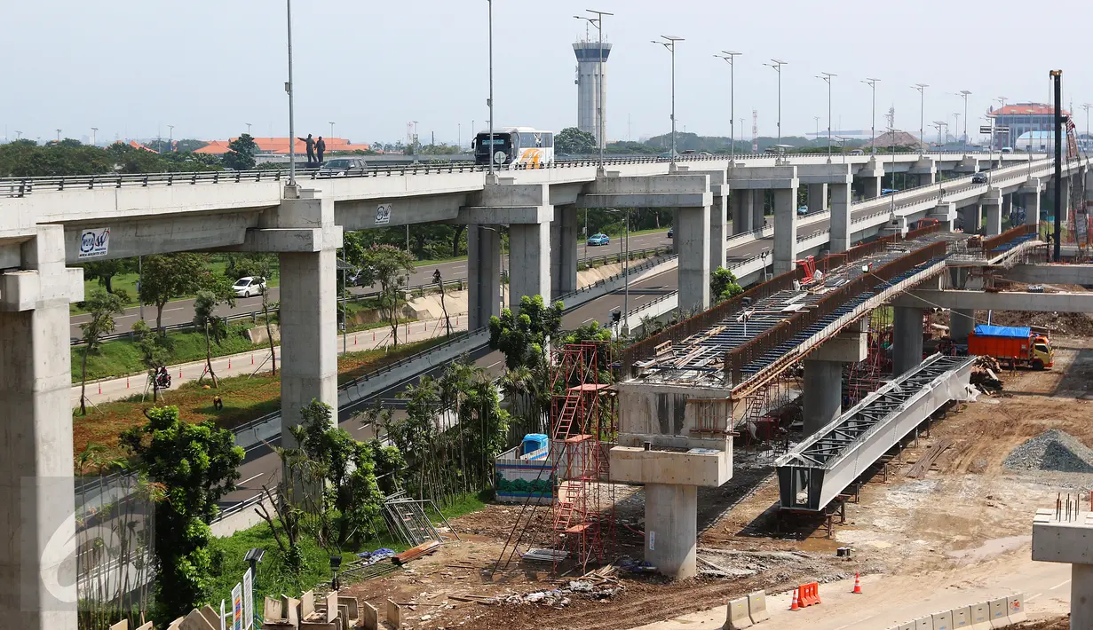 Pekerja menyelesaikan pembangunan kereta tanpa pengemudi atau Automated People Mover System (APMS) di Terminal 3 Bandara Soekarno Hatta, Tangerang, Senin (24/04). Pembangunan struktur APMS ditargetkan selesai pada Juni 2017. (Liputan6.com/Fery Pradolo)