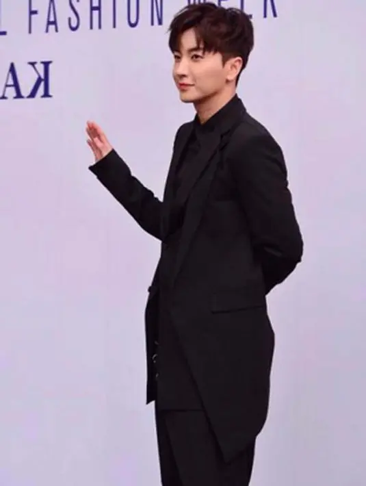 Seperti yang diberitakan beberapa waktu lalu, nomor telepon Leeteuk sudah tersebar dan ia punmenyadarinya. Tak heran jika banyak penggemar yang berulah mengganggunya lewat telfon. (Instagram/xxteukxx)