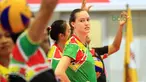 Alaina Bergsma, tengah serius berlatih  bersama tim putri Gresik Petrokimia di Gor Ken Arok, Malang, Sabtu (20/2/2016). (Bola.com / Nicklas Hanoatubun)