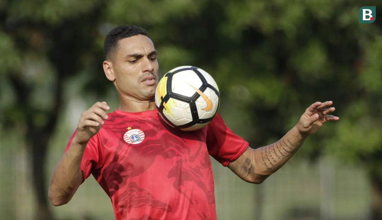 Pemain Persija Jakarta, Jaimerson, mengontrol bola saat mengikuti sesi latihan jelang laga Liga 1 di Lapangan Sutasoma, Jakarta, Jumat (07/12). Persija akan berhadapan dengan Mitra Kukar. (Bola.com/M Iqbal Ichsan)