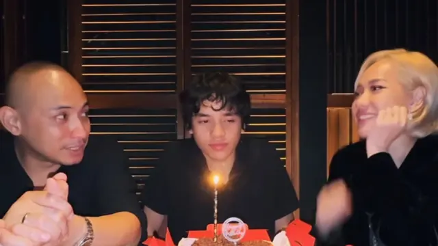 Noah saat Ulang Tahun ke-15 dirayakan ibu dan ayah sambungnya . [@itsmebcl]