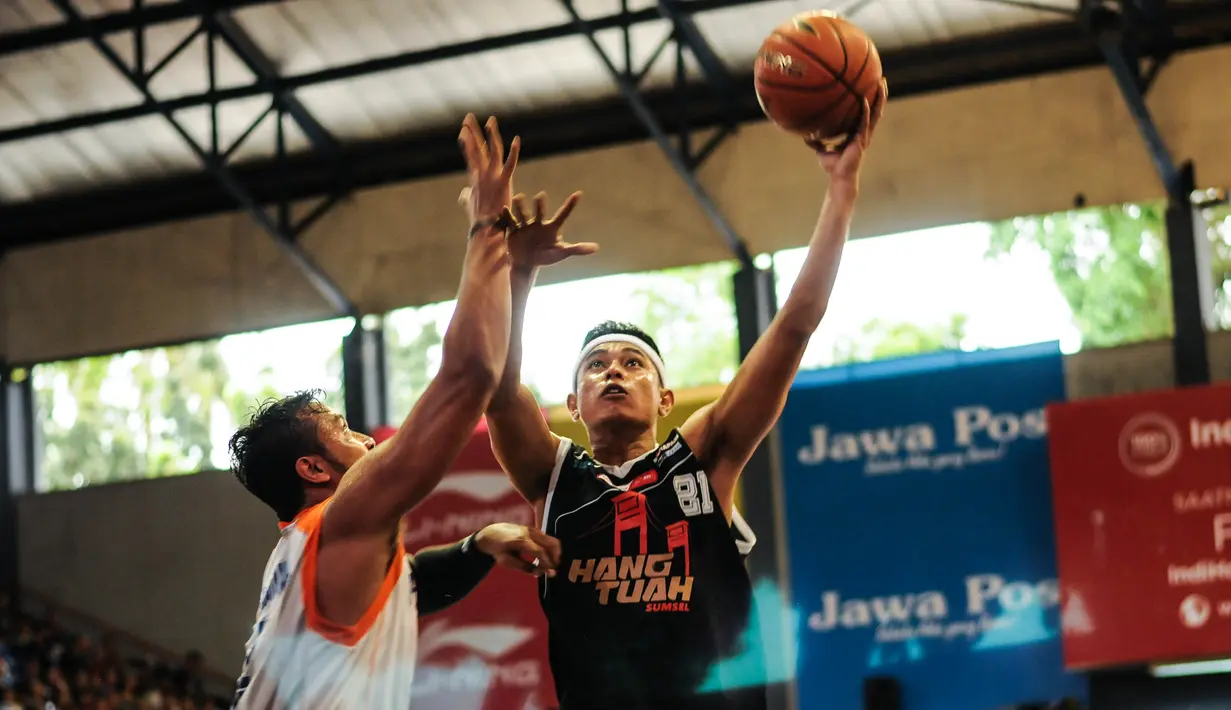 Pebasket Pelita Jaya Energi Mega Persada Jakarta, Adhi Prasetyo P (kiri) berusaha merebut bola dari Airlangga Sabara (Hang Tuah Sumsel) di NBL Championship, Jakarta, (2/5/2015). Pelita Jaya unggul 73-58 atas Hang Tuah. (Liputan6.com/Helmi Fithriansyah)