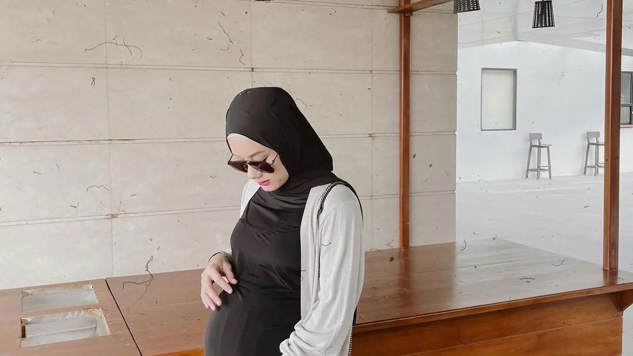 Inspirasi Outfit Fresh Minimalis Dinda Hauw dengan Serba Hitam