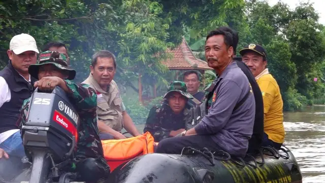 Petugas mengevakuasi korban banjir di Madiun. (Istimewa)