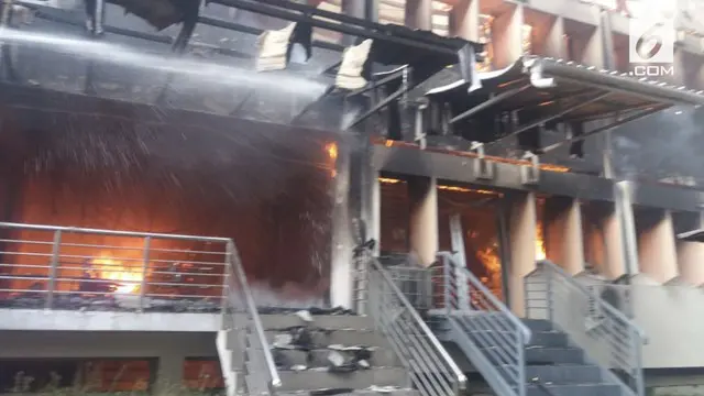 Gedung Sekolah Bisnis dan Manajemen (SBM) Institut Teknologi Bandung (ITB)  di Jalan Tamansari, Bandung terbakar. Belum diketahui penyebab terbakarnya gedung tersebut.