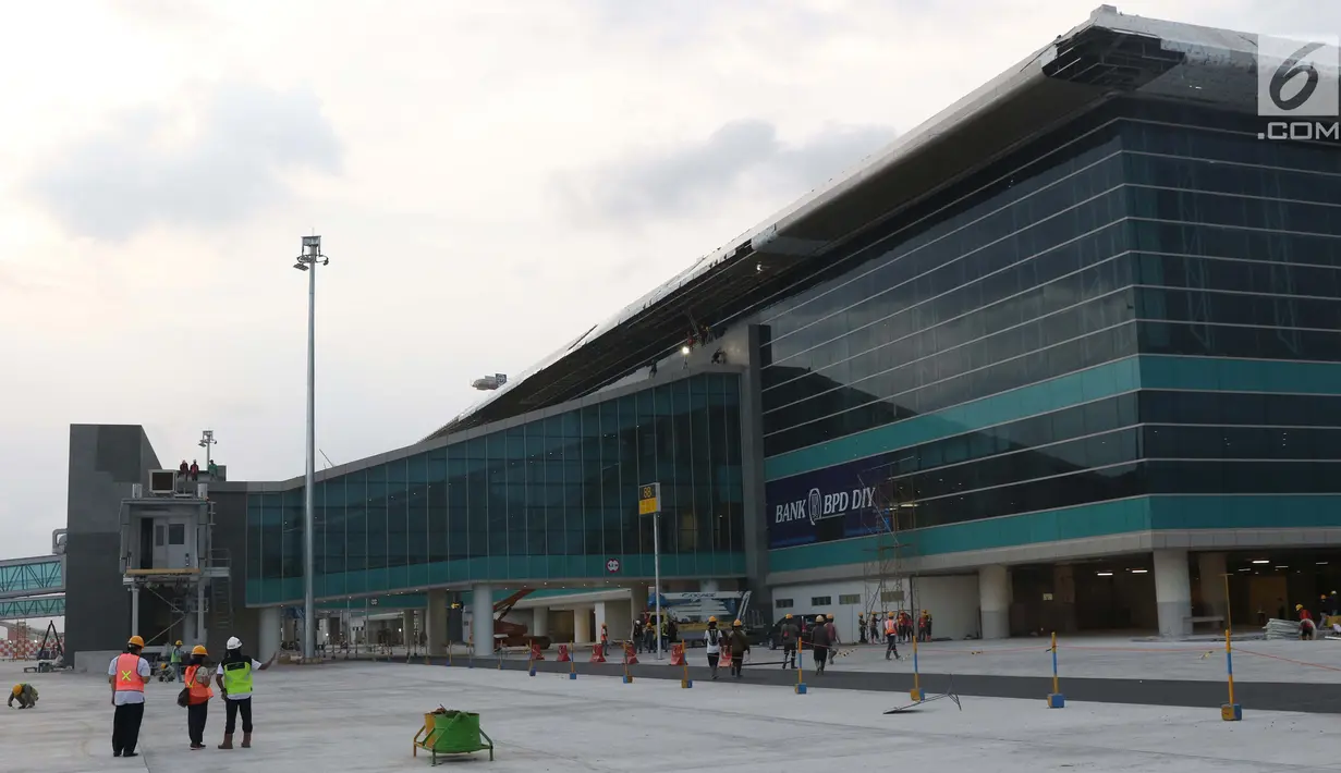 Beberapa petugas mengecek area apron Bandara Internasional Yogyakarta di Kabupaten Kulon Progo, DI Yogyakarta, Selasa (23/4). Beragam simulasi dilakukan untuk memastikan kelayakan dan keamanan Bandara Internasional Yogyakarta yang rencananya beroperasi, 29 April. (Liputan6.com/Helmi Fithriansyah)