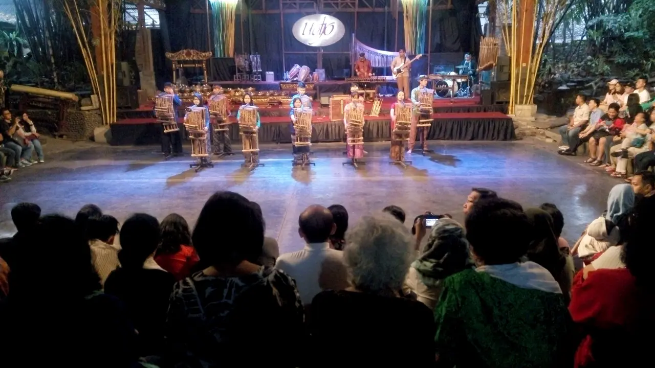 Awali Pagi dengan Kisah Saung Angklung Udjo yang Mendunia