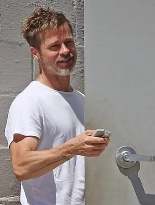 Pertemuan Pitt dan Aniston nampaknya merupakan hal yang disengaja. Pertemuan keduanya di acara Jimm Kimmel Live ini sepertinya sudah diatur oleh si pemabwa acara, Jimmy. (Instagram/brad.pitt.official)