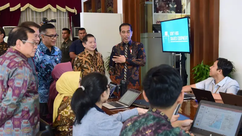 Presiden Jokowi meninjau integrated digital work (IDW) di Kantor Kementerian PPN/Bappenas