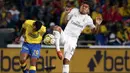 Gelandang Real Madrid, Casemiro, berebut bola dengan gelandang Las Palmas, Jonathan Viera. Kemenangan Real Madrid ditentukan oleh gol Casemiro pada satu menit sebelum laga usai. (Reuters/Juan Medina)
