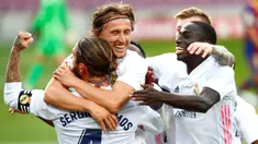 Gelandang Real Madrid, Luka Modric merayakan gol yang dicetaknya ke gawang Barcelona pada laga La Liga bertajuk El Clasico di Nou Camp, Sabtu (24/10/2020). Barcelona harus menelan pil pahit kalah 1-3 dari musuh bebuyutannya Real Madrid di kandang sendiri, Nou Camp. (AP Photo/Joan Monfort)