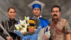 Inul Daratista dan Adam Suseno kompak hadiri acara kelulusan Yusuf Ivander di HighScope Indonesia. Dalam acara tersebut, anak artis yang disapa Ivan itu tampak gagah dengan balutan toga didampingi kedua orangtuanya. Ia juga mendapat buket bunga dengan hiasan boneka beruang. (Liputan6.com/IG/@inul.d)