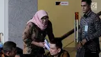 Direktur Jenderal Pemasyarakatan (Dirjen Pas) Sri Puguh Budi Utami (kerudung) berada di ruang tunggu gedung KPK sebelum pemeriksaan, Jakarta, Jumat (24/8). Sri diperiksa dalam kasus dugaan suap yang terjadi di Lapas Sukamiskin. (Merdeka.com/Dwi Narwoko)