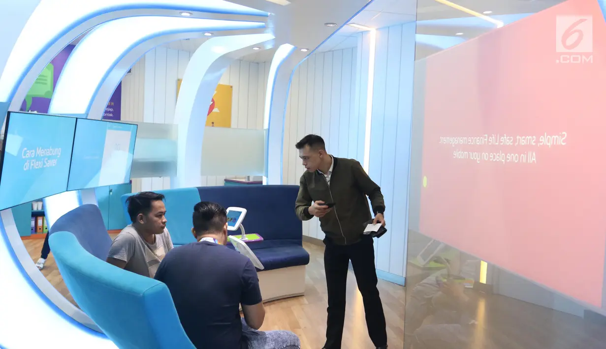 Nasabah memanfaatkan layanan digital Banking BTPN bernama Jenius di Jakarta, Jumat (26/1). Nasabah di Indonesia kini lebih membutuhkan layanan digital yang disediakan perbankan sejalan dengan mobilitas yang makin tinggi. (Liputan6.com/Angga Yuniar)