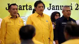 Ketua Umum Partai Golkar Airlangga Hartarto didampingi Sekjen  Lodewijk Freidrich Paulus (kiri) Ketua KPU Arief Budiman (kanan) di DPP Golkar, Jakarta, Senin (29/1). (Liputan6.com/JohanTallo)
