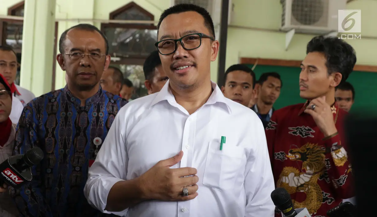 Menpora Imam Nahrawi jelang menghadiri acara perpisahan dengan pejabat Kemenpora di Jakarta, Kamis (19/9/2019). Sebelumnya KPK menetapkan Menpora Imam Nahrawi sebagai tersangka kasus dugaan suap dana hibah KONI. (Liputan6.com/Helmi Fithriansyah)